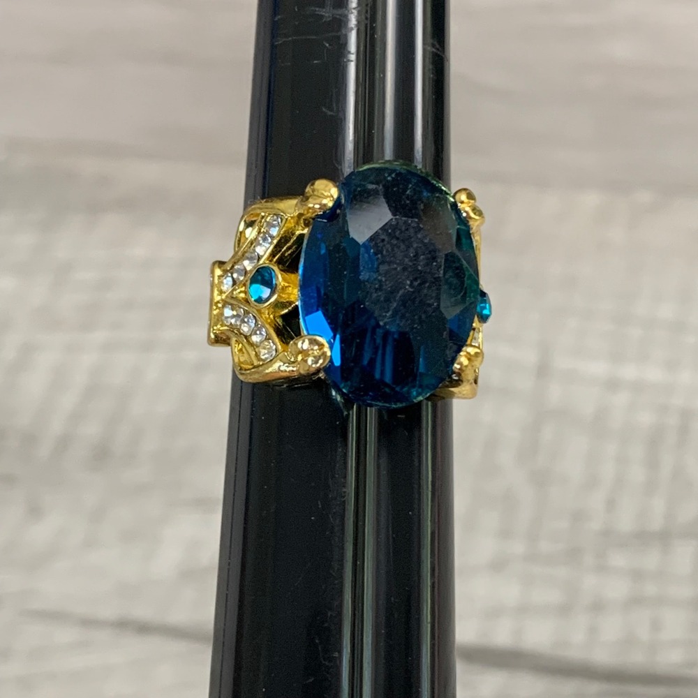 Gold Tone Blue Oval Faux Sapphire Rhinestone Cocktail Ring Size 6.5